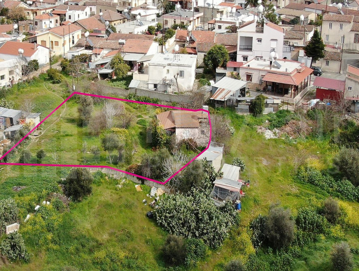 Residential field with an old house in Lythrodontas, Nicosia
