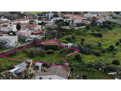 Residential field with an old house in Lythrodontas, Nicosia